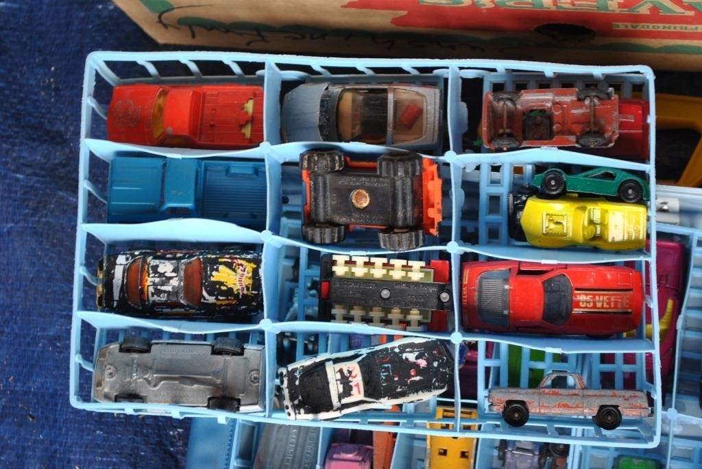Vintage matchbox carry case w cars