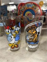 2 Looney Tunes collectors glasses