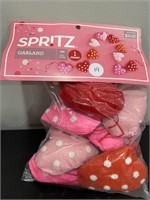 NEW - Spritz Heart Valentine's Theme Garland