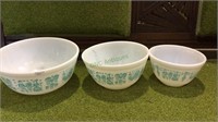 3 vintage Pyrex mixing bowls, turquoise country