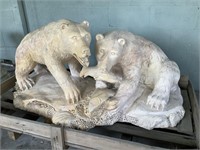 Grande sculpture de grizzlys et saumons