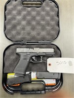 GLOCK 19 9MM WITH 3 MAGAZINES AND CASE