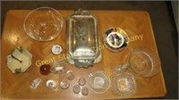 TABLE LOT OF MISC DECORATIVE GLASSWARE AND TRAY