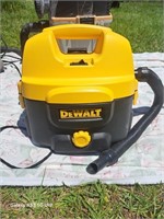 DEWALT SHOP VAC 2 GALLON