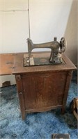 Antique The Free No.5 sewing machine in case!