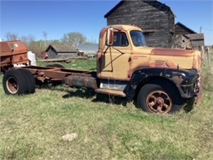 Old IHC truck for parts could be restored.