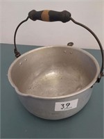 Aluminum Pot with Pouring Lip and Wooden Handle 9"
