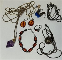 52 - MIXED LOT OF COSTUME JEWELRY (M32)