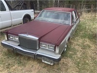 OFFSITE BIG RIVER: 1980 Lincoln Towne Car