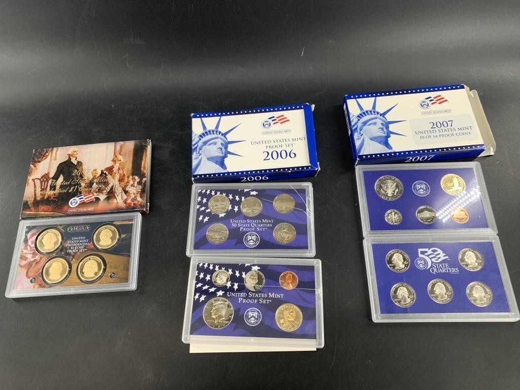 Lot with two 2001 proof sets and a 2007 Presidenti