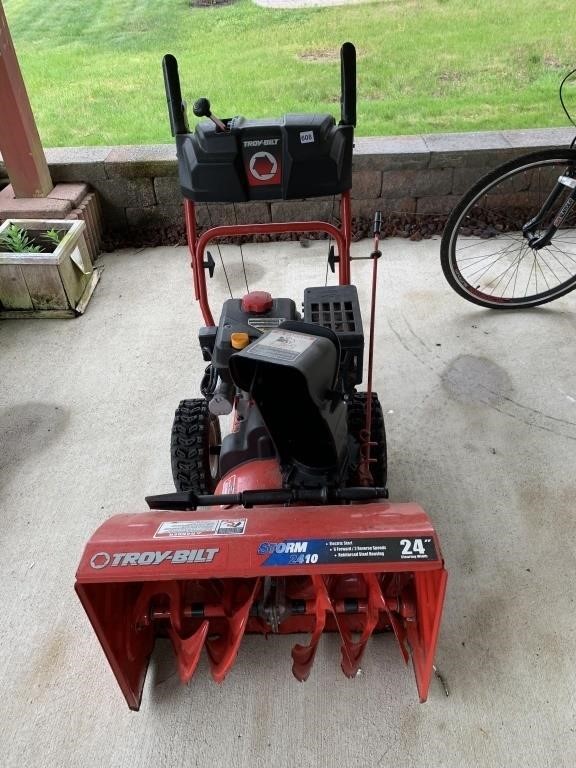 TROY-BILT 24" GAS SNOW THROWER