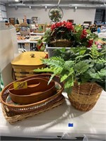 GROUP OF BASKETS, PLASTIC TRASHCAN, GROUP OF