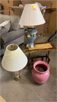 End table, table lamps, vase