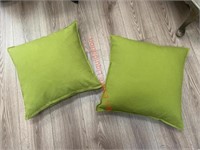 Set of green throw pillows (small room)