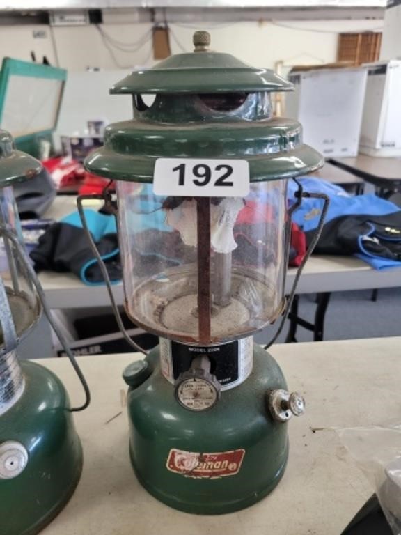 VINTAGE COLEMAN LANTERN