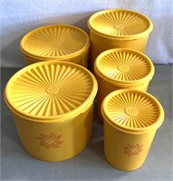 Rtero Tupperware set