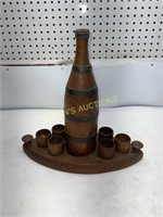 WOODEN BOTTLE   STAND AND 6 SHOT GLASSES