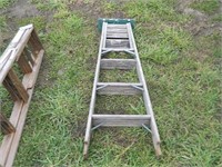 6' WOODEN LADDER WITH GREEN PAINT