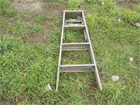 4' WOODEN LADDER