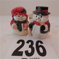 MR AND MRS SALT AND PEPPER SET CHIPPED