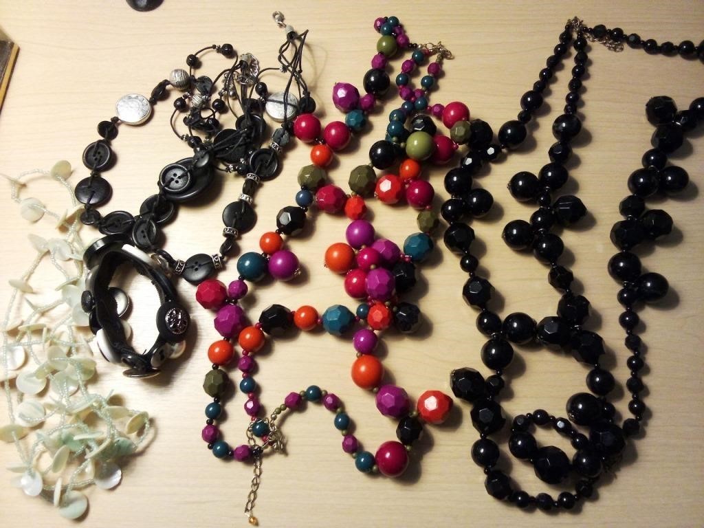 J - LOT OF COSTUME JEWELRY NECKLACES (M32)
