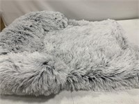 FLUFFY DOG BED 27 x24IN WHITE