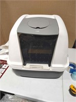 (P) Catit litter box.