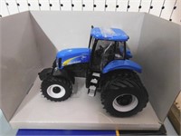 1:32 Scale New Holland TG275 Tractor