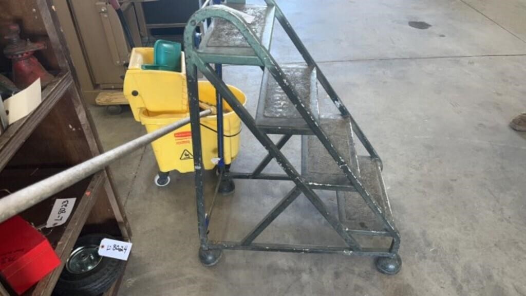 4 Step Aluminum Ladder with Casters