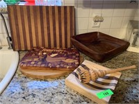LOT OF CUTTING BOARDS / MISC