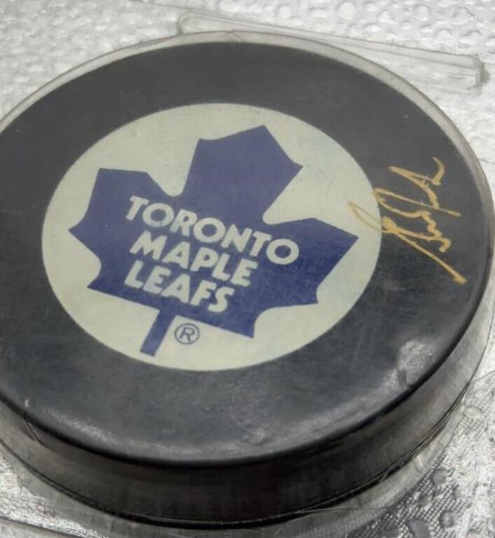 Toronto Maple leafs Autographed puck