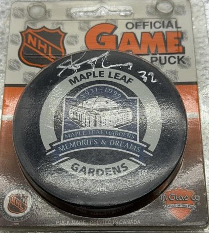 Toronto Maple leafs Autographed puck