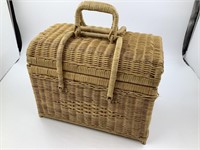 WOVEN BASKET WITH LOCKING HANDLES