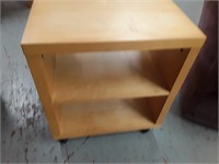 ROLLING TABLE WITH STORAGE