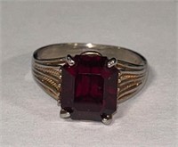 Costume Jewelry Ring w/red stone NOT TESTED