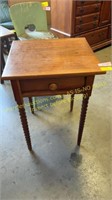 Spindle leg 1-drawer end table