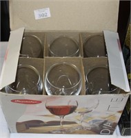 Boxed set 6 wine glasses.