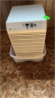 GE DEHUMIDIFIER 
TWO SPEED WITH HUMIDITY CONTROL
