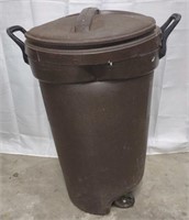 Rubbermaid 32Gal Trash Can w/Wheels