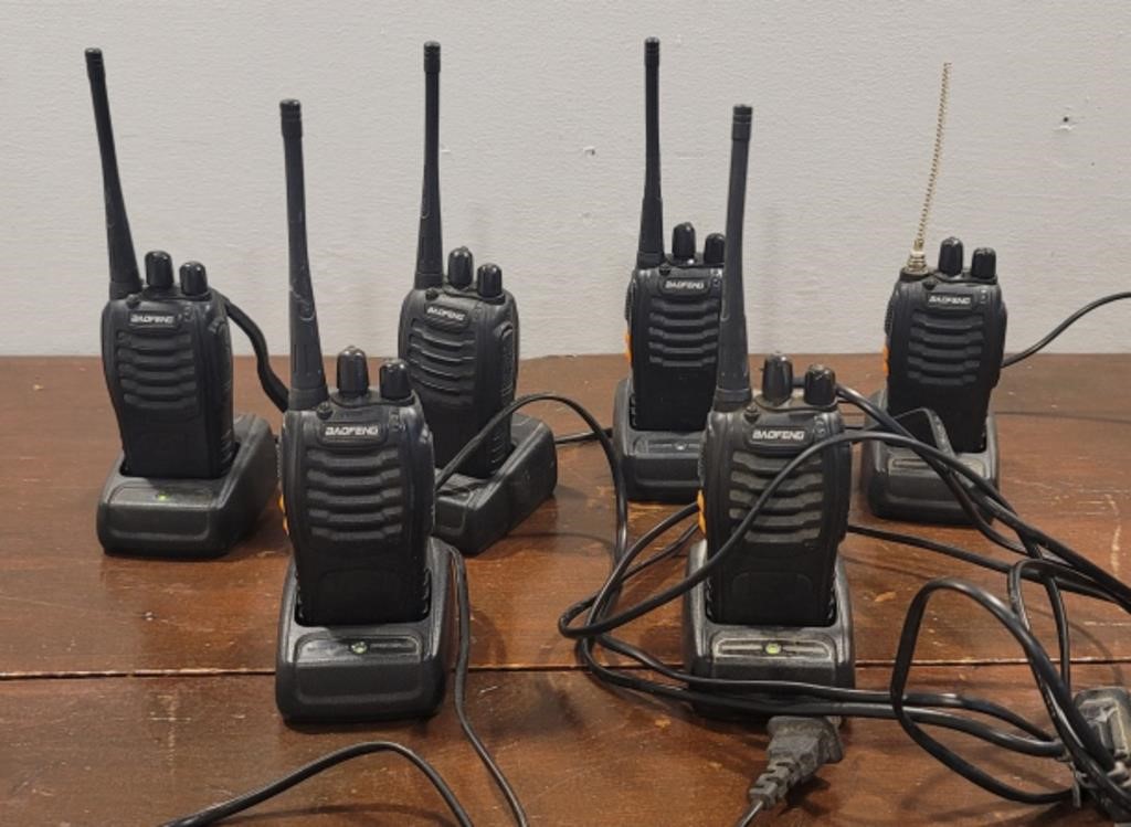 6 walkie talkies W/charging stations