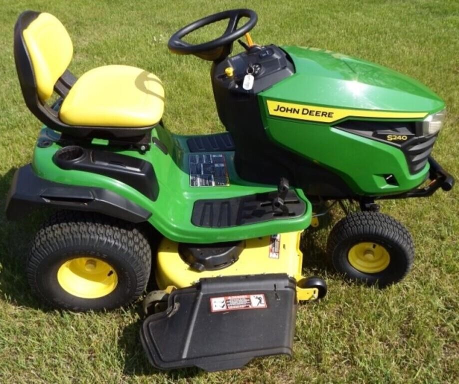 John Deere S240 Riding Lawn Tractor / Mower