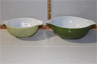 2 Pyrex bowls, 443 2 1/2 qt and 444