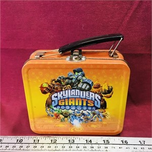 Skylanders Giants Tin With Stickers / Cards