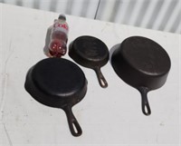 Three wagner cast iron skillet's one is a chicken