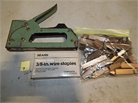 Staple Gun w/ Staples