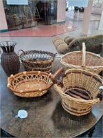 Set of 5 wicker baskets and vase
