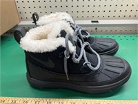 Nike size 6 1/2 boot