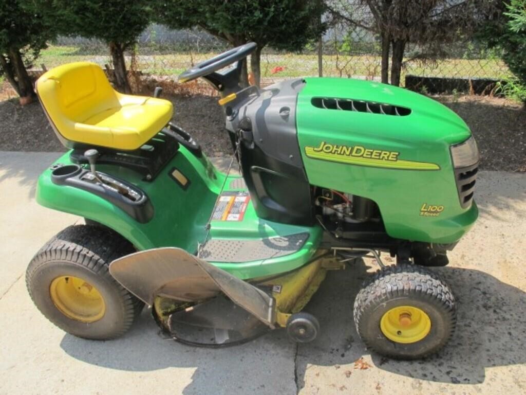 JOHN DEERE L100 5 SPEED,42 CUT RIDING. RUNS