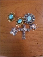 TURQUOISE EARRINGS,  PIN, AND EARRINGS AND A