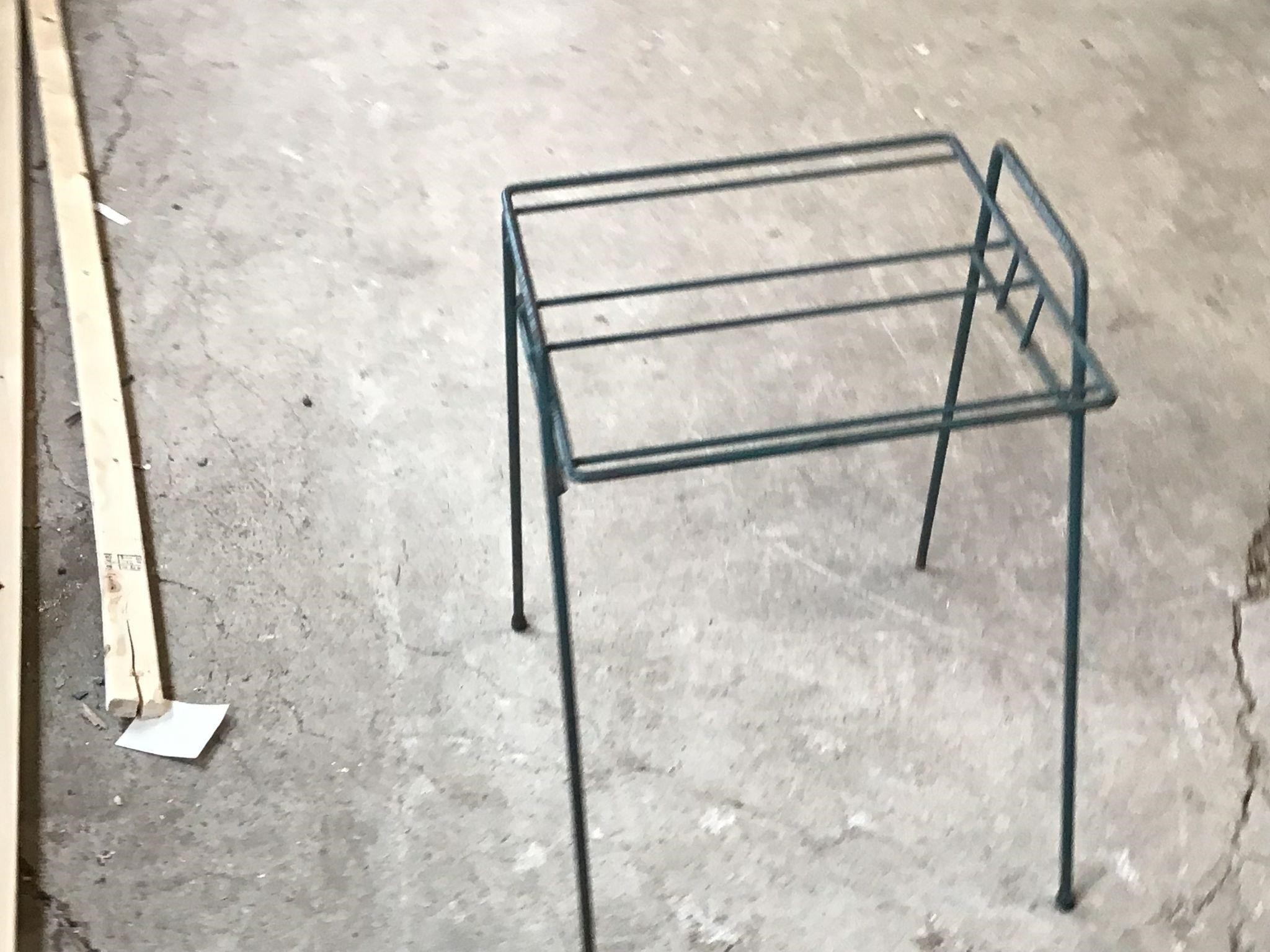 METAL  PLANT STAND